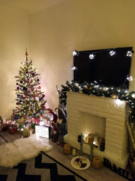 Veelkleurig Versierd Met Speelgoed Kerstboom Thuis Avond Vrolijk Kerstfeest Fijne — Stockfoto