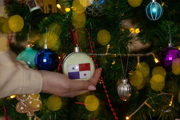 Close Meninas Mão Segurando Uma Bola Natal Para Abeto Com — Fotografia de Stock