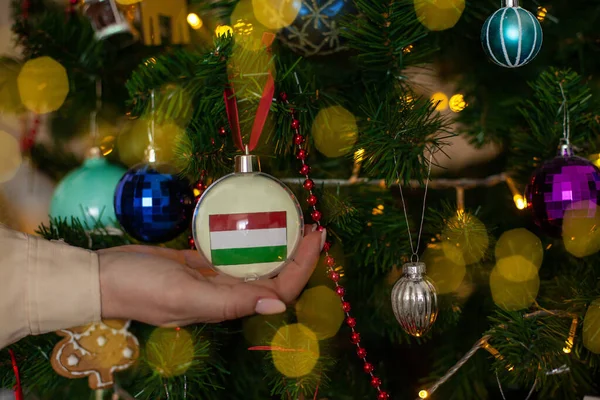 Close Meninas Mão Segurando Uma Bola Natal Para Abeto Com — Fotografia de Stock