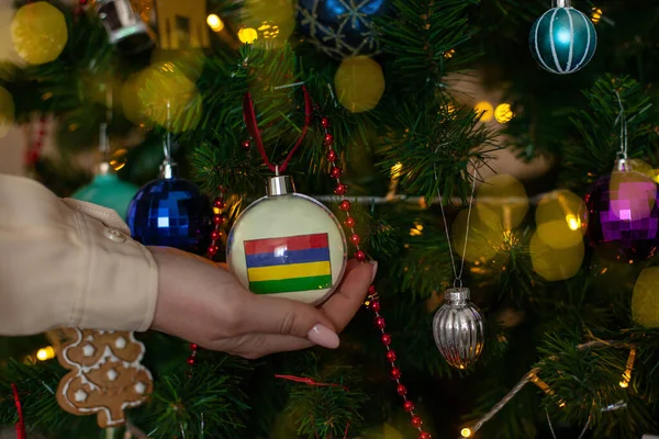 Großaufnahme Von Mädchen Die Eine Weihnachtskugel Für Einen Tannenbaum Mit — Stockfoto