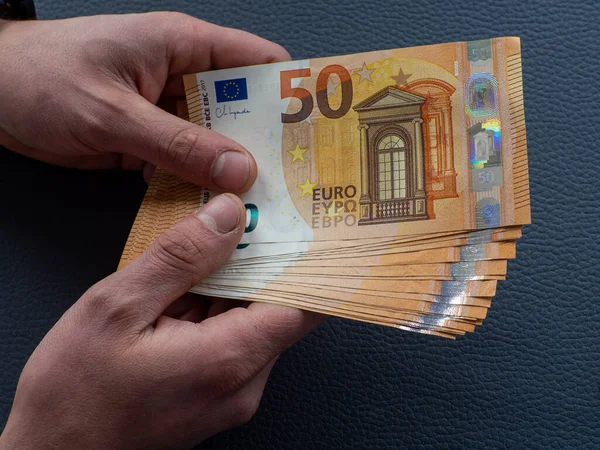 Ιστορικό Των Τραπεζογραμματίων Ευρώ Χέρια Που Κρατούν Σετ Ευρωπαϊκών Χρημάτων — Φωτογραφία Αρχείου