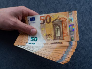 Avro banknotlarının geçmişi. Avrupai değeri 50 euro olan Avrupa parası seti.. 