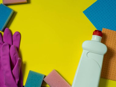 Kopyalama alanı olan sarı arkaplan. Ev işleri, ev işleri ve ev işleri - arka planda temizlik işleri. Tebrik kartı, temizlik fikri ve mesaj için yer. Düz yatıyordu. Model.