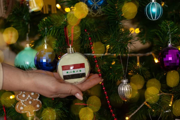 Feche Mão Meninas Que Mantém Uma Bola Natal Abeto Com — Fotografia de Stock