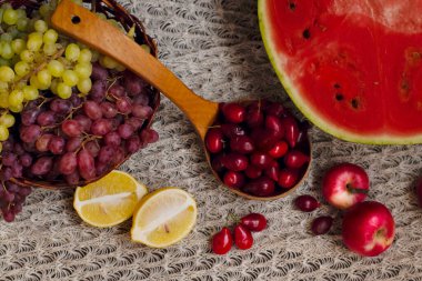 Dogwood meyveleri, üzümler ve karpuz masada.