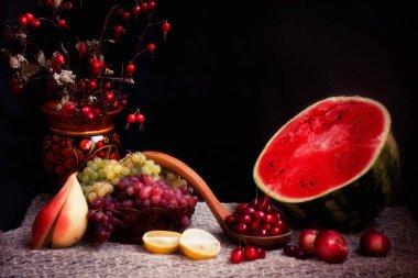 Kırmızı kızılcık üzümleri ve üzümler sonbahar masasında.