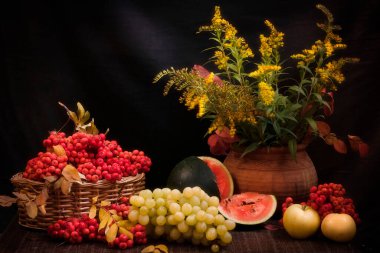 Üzüm ve dağ külleri sonbahar masasında yatıyor.