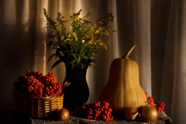 Gelber Kürbis Und Reife Eberesche Liegen Auf Dem Herbsttisch — Stockfoto