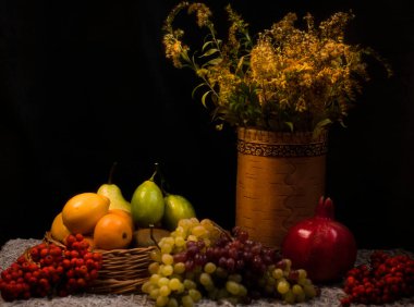 Sonbahar buketi ve taze meyve eski tarz masada.