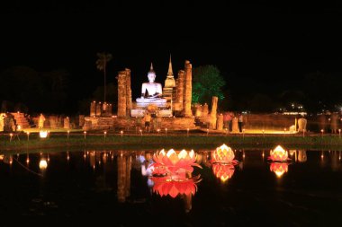 Sukhothai Tayland 'da Loy Krathong ve Mum Festivali