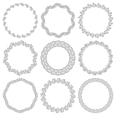 Art deco tarzında yuvarlak, boş, zarif çerçeveler. Beyaz arka planda izole edilmiş bukleli boş dairelerin toplanması. Kartların, davetiyelerin, afişlerin, sosyal ağların, tabakların tasarımı için