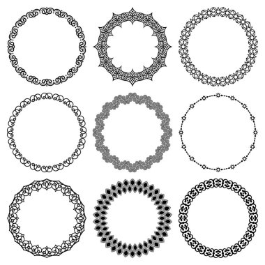 Arap tarzında yuvarlak çerçevelerin vektör kümesi. Soyut geometrik süs ile sınırların toplanması. Tasarım kartı, davetiye, vignette, tebrik kartı, tabak, tabak, kağıda basılı halkalar grubu