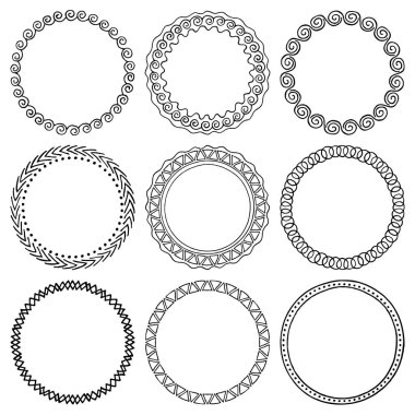 Vektör çizimi. Arka planda izole edilmiş, siyah mürekkeple çizilmiş el yapımı yuvarlak çerçeveler. El çizimi tırtıklı daireler. Tabak, tabak tasarımı, kartpostallar, kartpostallar, afişler, web siteleri, sosyal ağlar