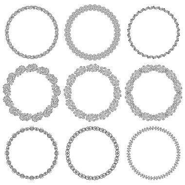 Art deco tarzında vektör yuvarlak mürekkep çerçeveleri koleksiyonu. El yapımı elementlerden bir dizi sınır. Çiçek desenli zarif vintage çemberler, davetiye tasarımı için girdaplar, tebrik kartları.