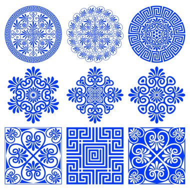 Geleneksel Yunan tarzında vektör yuvarlak, kare, eşkenar dörtgen süslemeleri koleksiyonu. Beyaz arka planda izole edilmiş eski Akdeniz mavisi desenleri. Logo, plaka, kağıt ve tekstil tasarımı için.