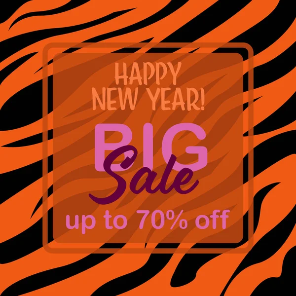 Um banner Feliz Ano Novo Grande venda em cores laranja, preto, lilás e violeta com uma imitação da pele de tigre siberiano — Vetor de Stock