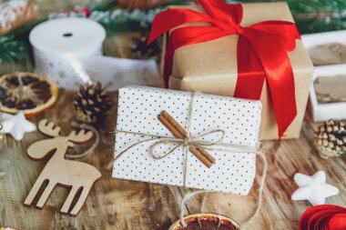 Noel aksesuarları ve ahşap arka planda yeni yıl hediyesi.