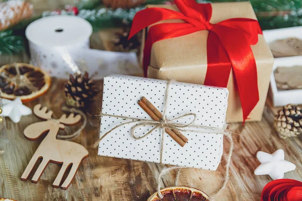 Los Accesorios Navideños Regalo Año Nuevo Sobre Fondo Madera — Foto de Stock