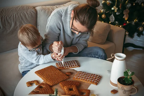 Little Boy Mom Decorate Christmas Gingerbread House Together — Stock Photo, Image