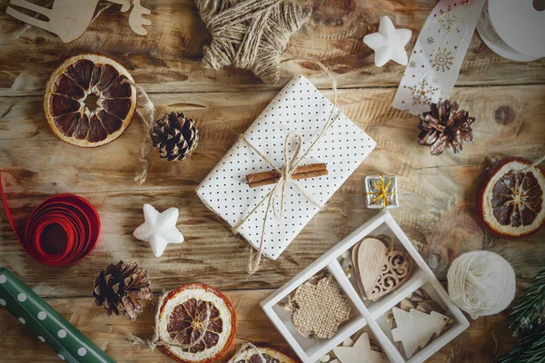 Los Accesorios Navideños Regalo Año Nuevo Sobre Fondo Madera — Foto de Stock