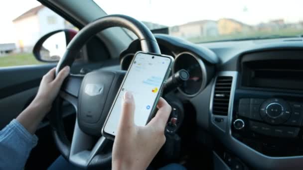 Kvinna kör bil SMS på mobiltelefon i rörelse, inte text och kör — Stockvideo