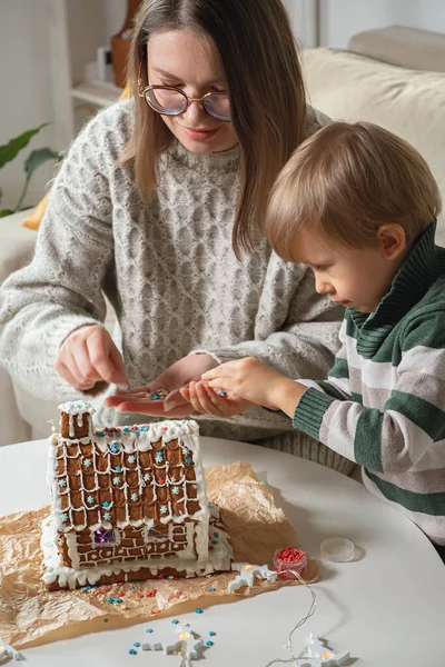 Child Mom Decorating Christmas Gingerbread House Together Family Activities Traditions — Stock Photo, Image