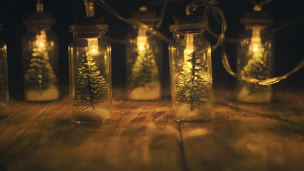 Guirnalda eléctrica de decoración de luces de Navidad con pequeño árbol de Navidad dentro de luz cálida en tono bajo — Vídeos de Stock