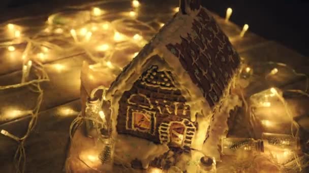 Kerst peperkoek huis, Kerstverlichting in low-key — Stockvideo