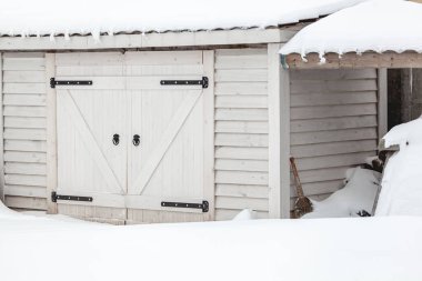 Yoğun kar yağışından sonra ahşap kaplı bir kar.