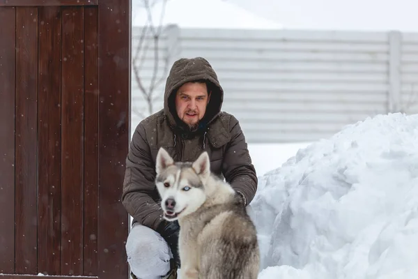 Homem Divertindo Com Seu Cão Estimação Siberiano Husky Neve — Fotografia de Stock