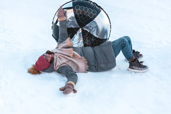 Jovem Divertida Com Atividade Inverno Tubulação Neve Deslize Colina Neve — Fotografia de Stock