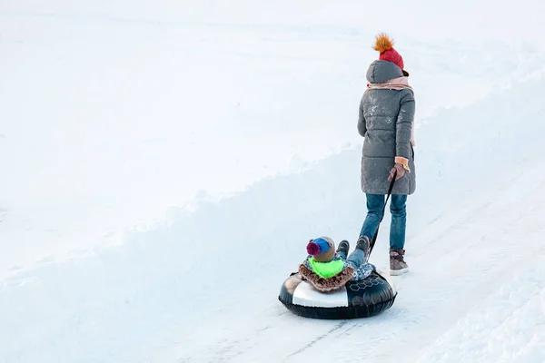 Família Mãe Criança Atividade Inverno Juntos Tubulação Neve Estrada Neve — Fotografia de Stock