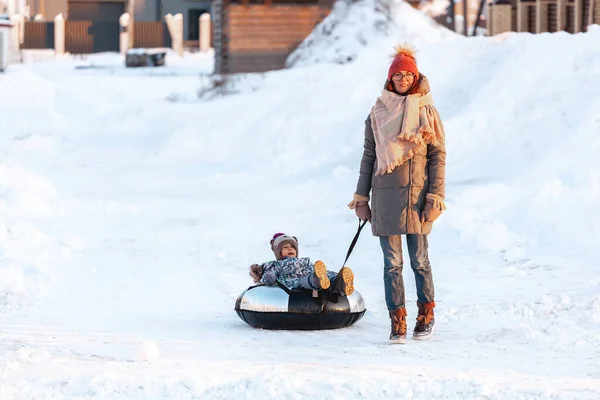 Família Mãe Criança Atividade Inverno Juntos Tubulação Neve Estrada Neve — Fotografia de Stock