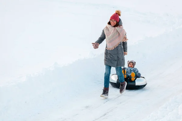 Família Mãe Criança Atividade Inverno Juntos Tubulação Neve Estrada Neve — Fotografia de Stock