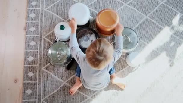 Παιδικός ντράμερ διασκεδάζει τύμπανο παίζοντας σε τηγάνια κουζίνας στο σπίτι — Αρχείο Βίντεο