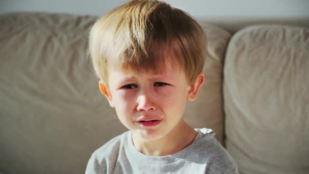 Παιδί αγόρι κλαίει, πρόσωπο από κοντά — Αρχείο Βίντεο