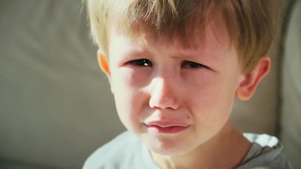 Παιδί αγόρι κλαίει, πρόσωπο από κοντά — Αρχείο Βίντεο