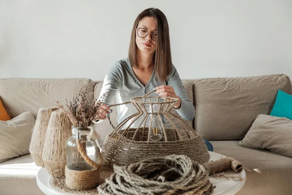 Vrouw Maakt Handgemaakte Diy Lamp Van Jute Touw Thuis Rechtenvrije Stockfoto's