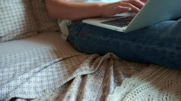 Glad Ung Kvinna Sitter Soffan Och Använder Laptop Hemma — Stockvideo