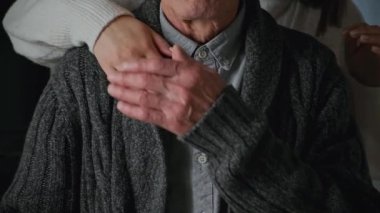 Genç Kız Elleri Yaşlı Babaya Sarıl ve Kırışık Elleri Tut, Yavaş Hareket. Yaşlı ebeveynlere destek ve bakım