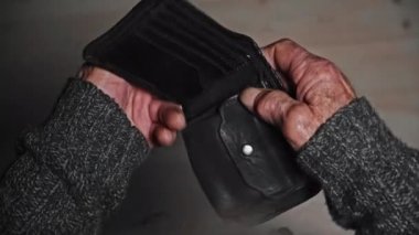 Cüzdanı yaşlı ellerde, açık ve boş, para yok. Emeklilik kavramında yoksulluk