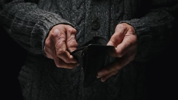 シニア手の中に空の財布、開いて空、お金。退職の概念における貧困 — ストック動画