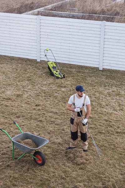 Scarifying Trawnik Grabie Scarifier Człowiek Ogrodnik Scarifies Trawnik Usuwanie Starej — Zdjęcie stockowe