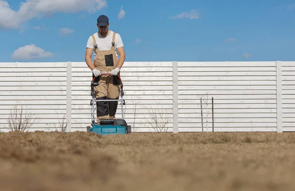 Scarifying Gazon Met Een Verticuteermachine Man Tuinier Maakt Het Gazon — Stockfoto