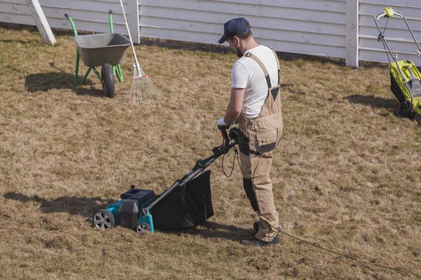 Scarifying Gazon Met Een Verticuteermachine Man Tuinier Maakt Het Gazon Stockfoto