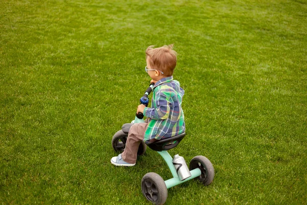 Child Rides Bike Lawn Backyard — Stock Photo, Image