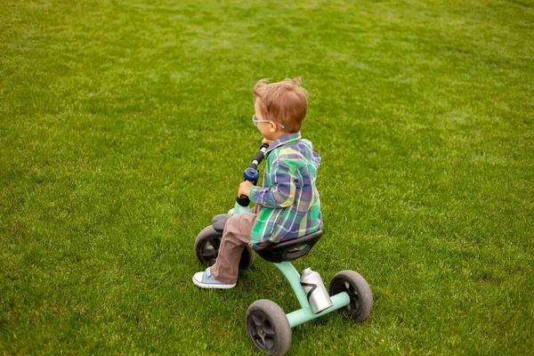 Kind Fietst Het Gazon Achtertuin — Stockfoto