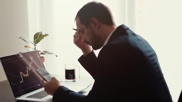 Análisis bursátil de corredor de bolsa de inversión — Vídeo de stock