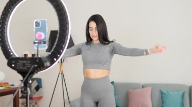 Sanal online fitness. Kadın oturma odasında sanal egzersiz.