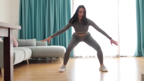 Exercício desportivo feminino atlético em casa, agachamentos. Exercício em casa. — Vídeo de Stock